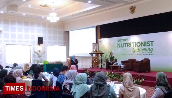 dr Hemi Sinorita saat memberikan edukasi pentingnya menjaga pola hidup sehat. (FOTO: A Riyadi/TIMES Indonesia)