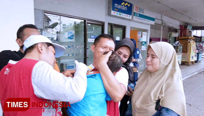 Gambar Anak Imunisasi Dorong Imunisasi  Difteri Dinkes dan Unicef Sweeping Anak  