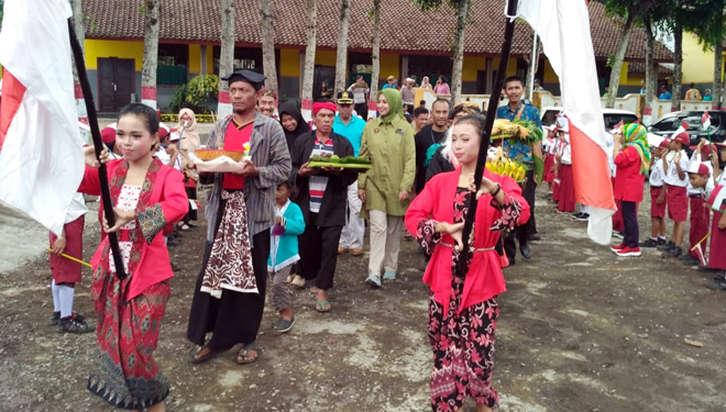 Bupati Jember dr Faida (baju hijau) diarak dalam pembukaan Festival Sungai Bedadung, Minggu (23/12/2018). (FOTO: Istimewa)