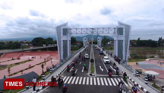 Jembatan Brawijaya dibuka untuk pengendara motor dan mobil. (FOTO: Canda Adisurya/TIMES Indonesia)