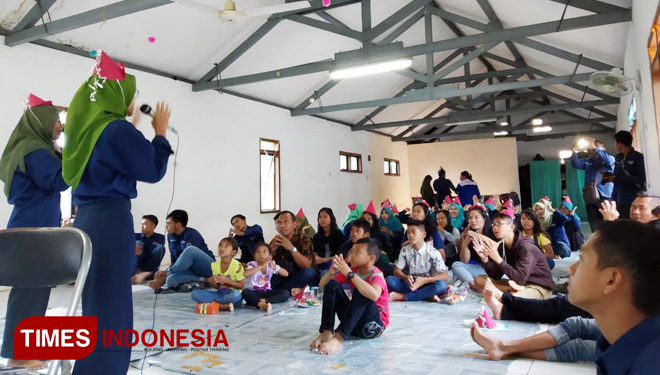 Sejumlah anggota komunitas GenBi Jember saat mengunjungi anak-anak yatim piatu Yayasan Panti Asuhan Kanaan, Gebang, Jember beberapa waktu lalu. (FOTO: GenBi Jember for TIMES Indonesia)