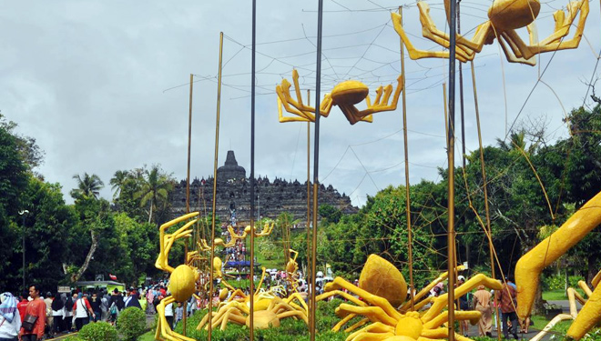 Laba-laba emas yang dilepas di kompleks Taman Wisata Candi Borobudur. (FOTO: Antara)