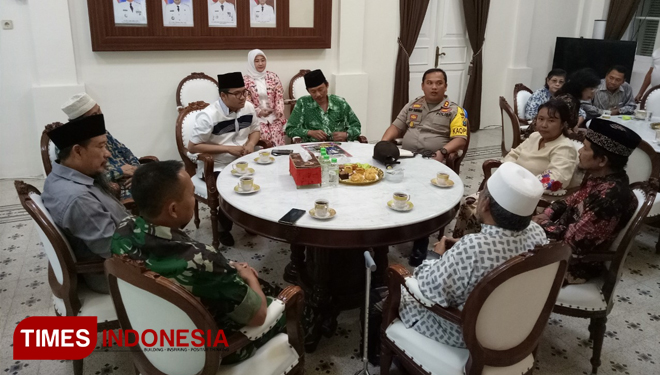 Rapat tertutup Muspida Bangkalan bersama MUI, PC NU, Muhammadiyah, dan Forum Kerukunan Umat Beragama (FKUB), serta Badan Musyawarah Antar Gereja (Bamag) menyikapi beredarnya video dugaan kristenisasi. (FOTO: Doni Heriyanto/TIMES Indonesia)