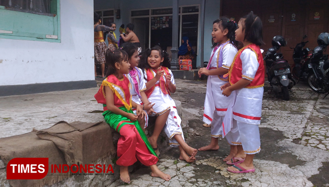 Suasana kelas Sinau Seni Karsa Budaya di Desa Beji, Kecamatan Junrejo yang tidak pernah sepi dari aktifitas seni. (FOTO: M Dhani Rahman/TIMES Indonesia)
