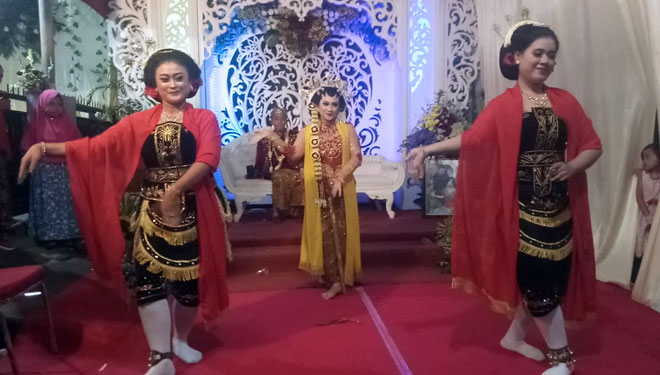 Penampilan tiga penari cantik tari Beskalan Putri dari KBP semarakkan pesta pernikahan Rizki Windi Fitriani di pelataran rumahnya. (Foto: Istimewa)