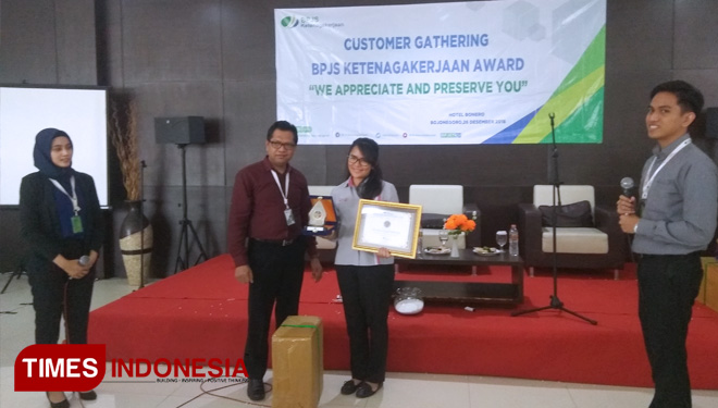 Kepala BPJS Ketenagakerjaan Kantor Cabang Bojonegoro, Budi Santoso memberikan penghargaan kepada perusahaan yang telah menjadi mitra kerjanya di Hotel Bonero Kabupaten Bojonegoro, Rabu (26/12/2018). (FOTO: Yudi Handoyo/TimesIndonesia)