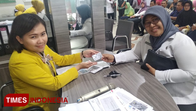 Bank Jatim Cabang Ponorogo melayani nasabah penggantian ATM. (FOTO: Endra Dwiono/TIMES Indonesia)