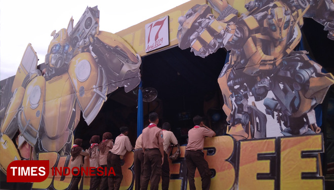 Wow Ada Bumblebee Di Posyan Nataru Gresik Times Lamongan