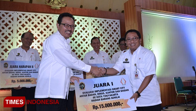 Wakil Wali Kota Yogyakarta, Heroe Poerwadi saat penyerahan penghargaan Wali Kota Mengapresiasi 2018. (FOTO: Diskominfo Pemkot Yogyakarta for TIMES Indonesia)