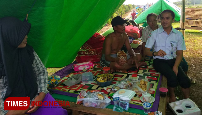 Kepala Bidang SDM, Umum, dan Komunikasi Publik BPJS Kesehatan Jember Ary Udiyanto saat menjumpai pengungsi korban banjir Kencong, Rabu (26/12/2018). (ist)