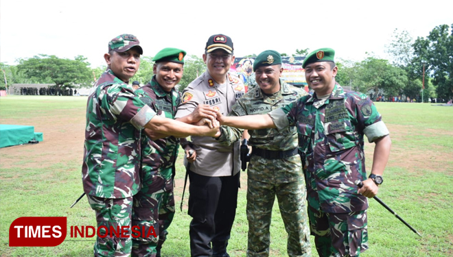 Letnan Kolonel Infanteri Nopid Arif, S.Sos., M.Han (dua dari kanan) dalam acara sertijab Danyonif Raider 514, ia akan bertugas sebagai Dandim 1007 Banjarmasin (FOTO: Moh Bahri/TIMES Indonesia)