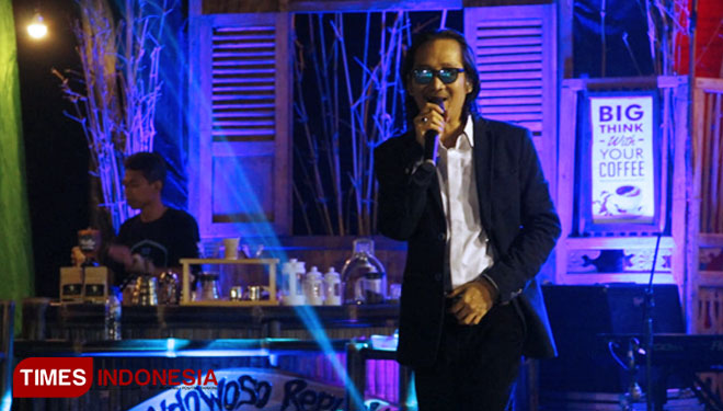 Dian Pramana Poetra saat tampil di acara jazz de ijen bondowoso (Foto: Tria Adha/TIMES Indonesia)