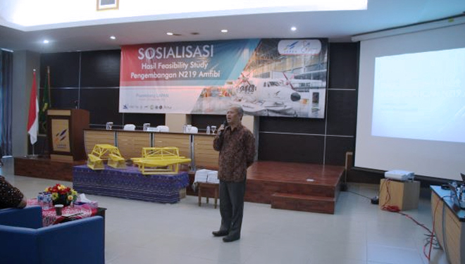 Gunawan Setyo Prabowo saat memberikan pemaparan tentang program pengembangan pesawat N219 Amfibi, beberapa waktu lalu.(FOTO:Humas LAPAN)