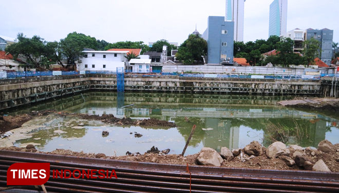 Kondisi galian basement penyebab longsor Jalan Raya Gubeng, rencananya akan ditimbun dengan sirtu, Jumat (28/12/2018). (FOTO: Lely Yuana/TIMES Indonesia)