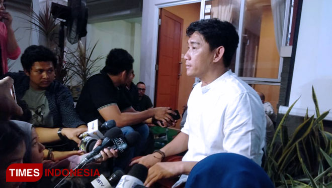 Ifan Seventeen saat mengikuti acara tahlil dan doa bersama untuk istrinya, Dylan Sahara dan korban tsunami Selat Sunda. (FOTO: Edi Junaidi DS/TIMES Indonesia).