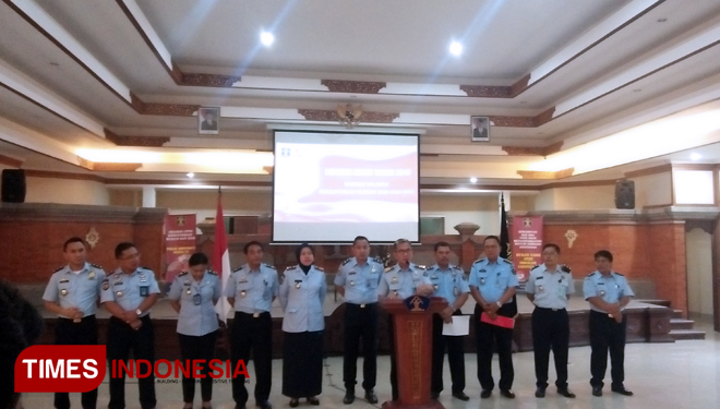Maryoto Sumadi, Kepala Kantor Wilayah (Kanwil) Kementerian Hukum dan HAM Bali, saat menggelar konferensi pers, Jumat (28/12/2018). (FOTO: Khadafi/TIMES Indonesia).