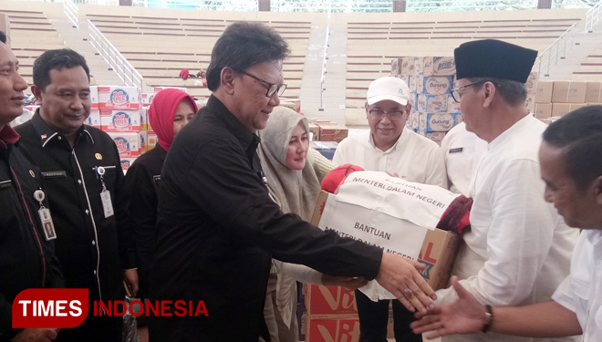 Mendagri RI Serahkan Bantuan Logistik untuk Korban Tsunami Selat Sunda di Banten