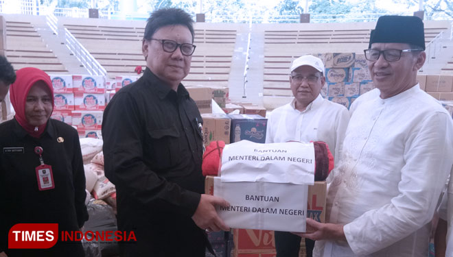 Mendagri RI Tjahjo Kumolo menyerahkan bantuan untuk korban tsunami Selat Sunda ke Gubernur Banten, Wahidin Halim. (FOTO: Hasbullah/TIMES Indonesia).