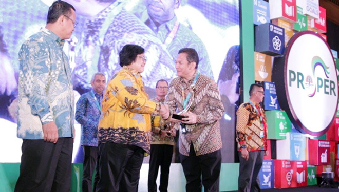 Menteri Lingkungan Hidup dan Kehutanan Siti Nurbaya Bakar dan Direktur & SVP Business Support and Supply Chain Management Medco E&P Amri Siahaan pada acara Penyerahan Penghargaan Anugerah Lingkungan PROPER di Jakarta. (FOTO: Istimewa)