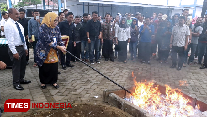 Kepala Dispendukcapil Kabupaten Malang Ir Sri Meicharini MM saat melakukan pembakaran 5.381 e KTP yang rusak maupun sudah tidak berlaku lagi. (FOTO: Dispenduk Kabupaten Malang for TIMES Indonesia)