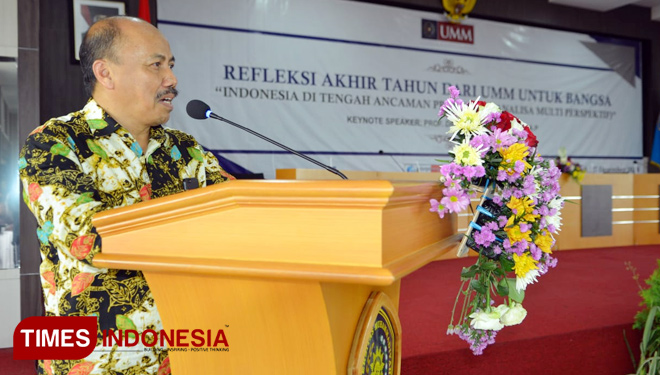 Dekan FISIP Dr. Rinikso Kartono, M.Si (Keynote Speaker) menyampaikan pandangannya tentang dimensi isu-isu ancaman keamanan Indonesia. (FOTO: HI UMM for TIMES Indonesia)