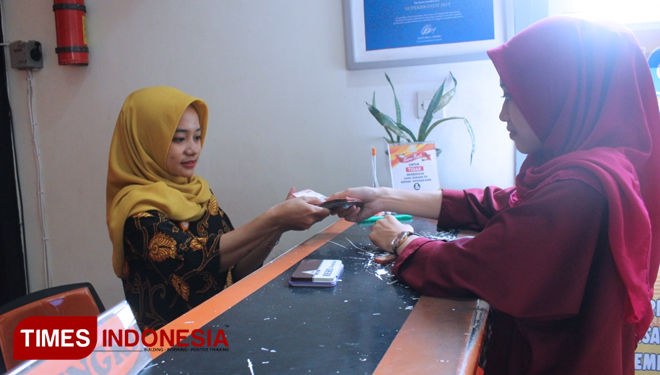 Pelayanan di Kantor Pos Ponorogo. (FOTO: Endra Dwiono/TIMES Indonesia)