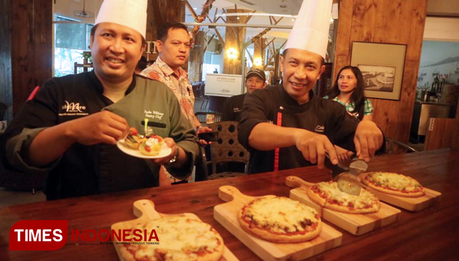 Aneka olahan pizza berbagai macam rasa disajikan Hotel Mercure Grand Mirama Surabaya jelang pergantian tahun, Jumat (28/12/2018).(Foto: Lely Yuana/TIMES Indonesia)