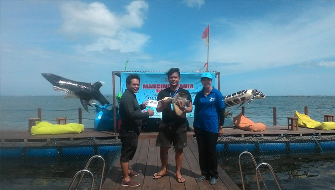 Fransiskus Adi Rahmawan, Owner Ocean Club Bali (kiri) bersama pemenang
