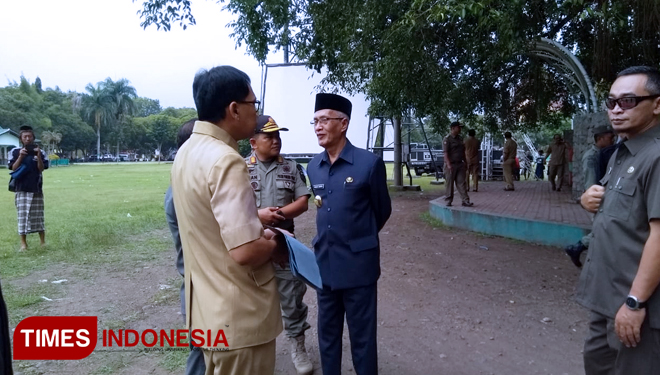 Bupati Bondowoso Drs KH Salwa Arifin saat melakukan pengecekan kesipan pelaksanaan Pengajian Umum dalam rangka menyambut Tahun Baru 2019 (FOTO: Moh Bahri/TIMES Indonesia)