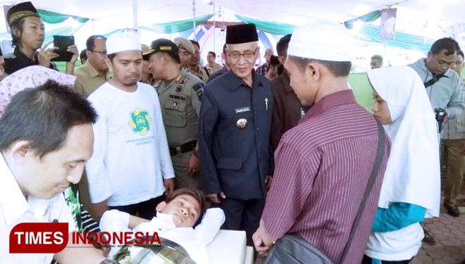 Bupati Bondowoso Drs KH Salwa Arifin, saat meninjau khitan massal yang diselenggarakan oleh Persada Agung (FOTO: Moh Bahri/TIMES Indonesia) 