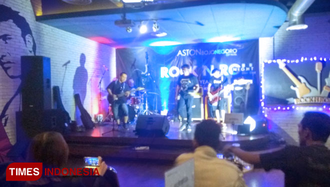 Bintang tamu band rock dari Surabaya meriahkan acara Rock N Roll Night pergantian tahun baru 2019 di Aston Hotel Bojonegoro, Senin (31/12/2018). (FOTO: Yudi Handoyo/TIMES Indonesia)