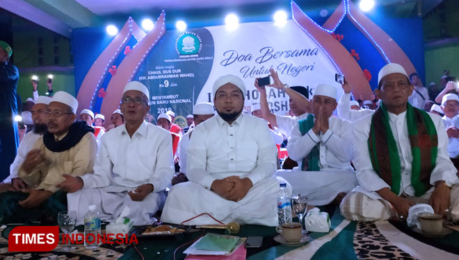 Bupati Bondowoso Drs KH Salwa Arifin (kiri) saat menghadiri acara Shalawat dan doa bersama untuk keselamatan bangsa di malam tahun baru (FOTO: Moh Bahri/TIMES Indonesia) 