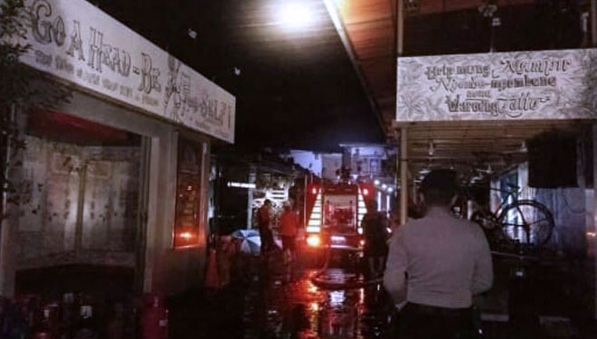 Dapur Cafe Latte di Jalan Cokroaminoto terbakar. (Foto: Istimewa)