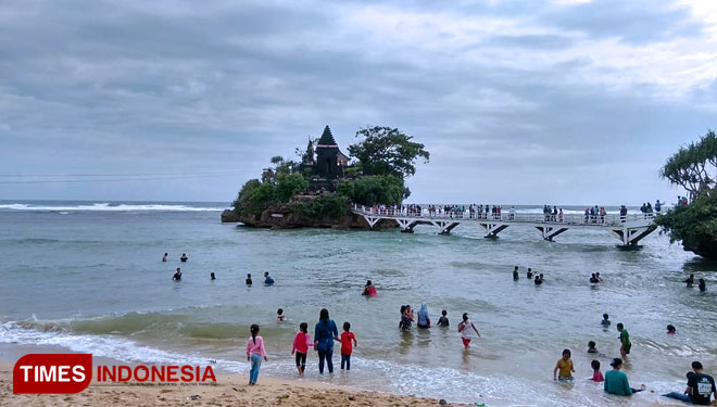 Jumlah Wisatawan Pantai Balekambang Anjlok Times Indonesia