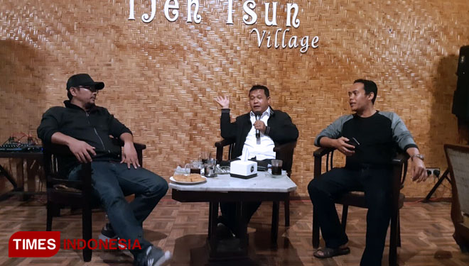 Suasana gesah dan silaturahmi yang digelar Ketua DPRD Banyuwangi, Made Cahyana Negara,bersama Sonny T Danaparamita, di cafe Ijen Isun, Glagah. (Foto : Syamsul Arifin/ TIMES Indonesia)