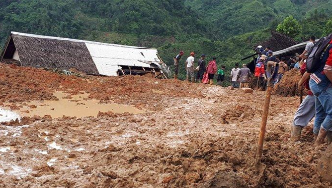 Upaya pencarian dan evakuasi bencana tanah longsor di desa Sirnaresmi, Kabupaten Sukabumi. (FOTO: Dokumentasi BNPB)
