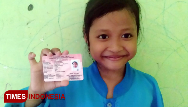 Salah satu anak saat menunjukkan kartu identitas anak (KIA) (FOTO: Akmal/TIMES Indonesia)