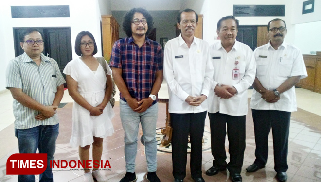 Komedian Isa Bajaj bersama rombongan, saat berada di rumah dinas Bupati Magetan. (FOTO: M Kilat Adinugroho/TIMES Indonesia)