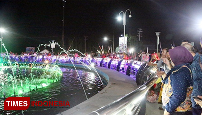Wali Kota Rukmini saat peresmian air mancur Bundaran Gladak Serang. (FOTO: Humas for TIMES Indonesia)