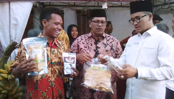 Moh Dahri (29) mempromosikan kripik jagung olahannya kepada Bupati dan Wakil Bupati Bangkalan, RK. Abdul Latif Amin Imron-Drs H Mohni, MM. (FOTO: Doni Heriyanto/TIMES Indonesia)