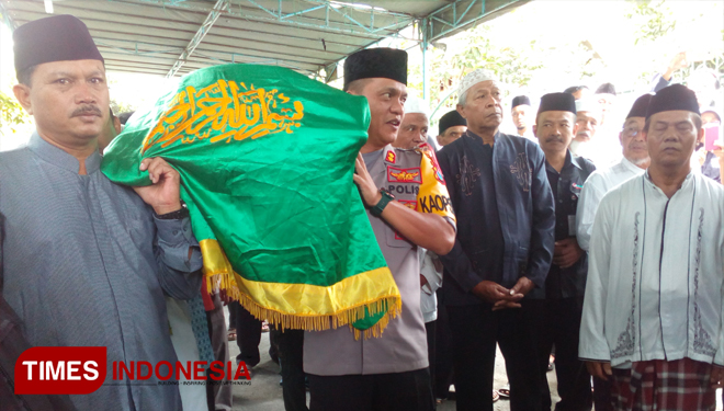 Wali Kota Madiun yerpilih Maidi dan Kapolresta Madiun AKBP Nasrun ikut mengantar jenazah KH. Dimyati, Kamis (3/01/2019). (Foto: Ervan Marwantaka/TIMES Indonesia)