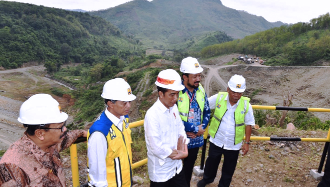 Presiden Jokowi saat meninjau pembangunan waduk Bendo di Ponorogo. (FOTO : Agus Suparto/ISTANA PRESIDEN)
