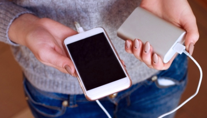 ILUSTRASI: Penggunaan Power Bank untuk alat komunikasi (Handphone). (FOTO: Istimewa)