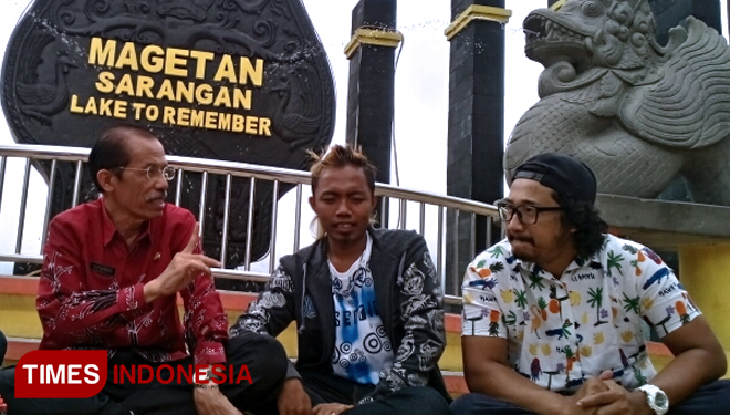 Bupati Magetan, Suprawoto (batik merah kiri), Bajindul (tengah), Isa Bajaj (kanan), saat berada di wisata Telaga Sarangan, Magetan (FOTO: M Kilat Adinugroho/TIMES Indonesia)