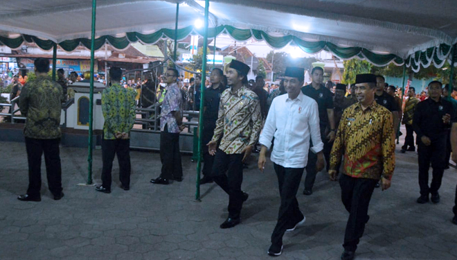 Presiden Joko Widodo didampingi Bupati Madiun Ahmad Dawami dan Wakil Bupati Hari Wuryanto lakukan sholat Magrib. (FOTO: Humas Polres Madiun)