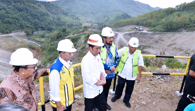 Presiden Jokowi saat meninjau pembangunan waduk Bendo di Ponorogo. (FOTO: Agus Suparto/ISTANA PRESIDEN)