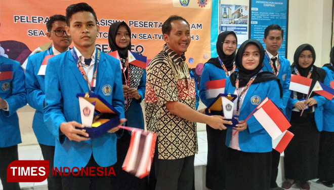 Penyerahan plakat oleh Rektor kepada mahasiswa sebagai simbolik pemberangkatan magang mahasiswa internasional. (FOTO: Asep Amrulloh/TIMES Indonesia)