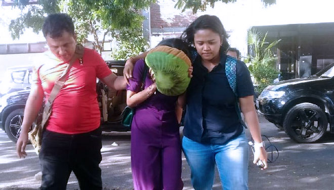 Polda Jatim saat menangkap artis berinisial VA terkait kasus prostitusi online di Surabaya (Foto: Hilda Meilisa Rinanda/detikcom)