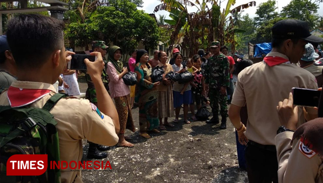 Pramuka Saka Wira Kartika Koramil 0824/19 umbulsari Saat Aksi Sosial Bantu Korban Bencana Banjir Dsn panggul Melati Desa Kepanjen Kec Gumukmas Jember (FOTO: AJP/TIMES Indonesia)