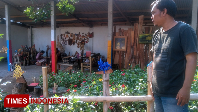 Achmad Zubairi seniman sekaligus penggagas  Kampung Kaligrafi di Desa Penanggungan Kecamatan Maesan, sedang menunjukan karyanya, yakni senik kaligrafi kontemporer (FOTO: Moh Bahri/TIMES Indonesia) 